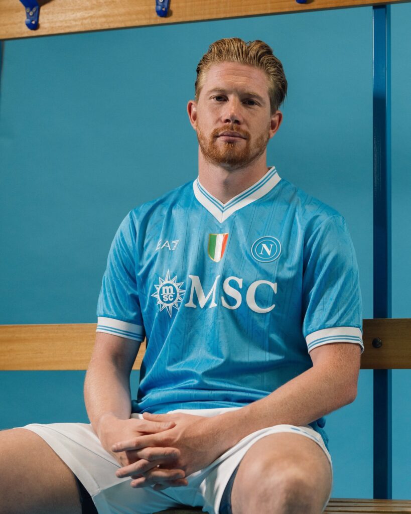 Kevin De Bruyne con la maglietta del Napoli della stagione 2025/2026