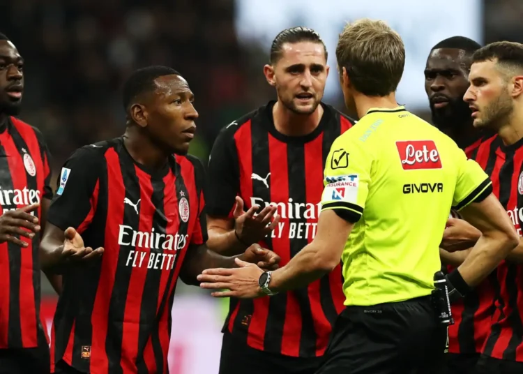 Chiffi discute coi calciatori del Milan dopo l'espulsione di Estupinian.