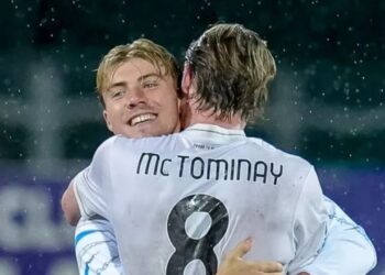 Scott McTominay e Rasmus Hojlund con la maglia del Napoli a Firenze