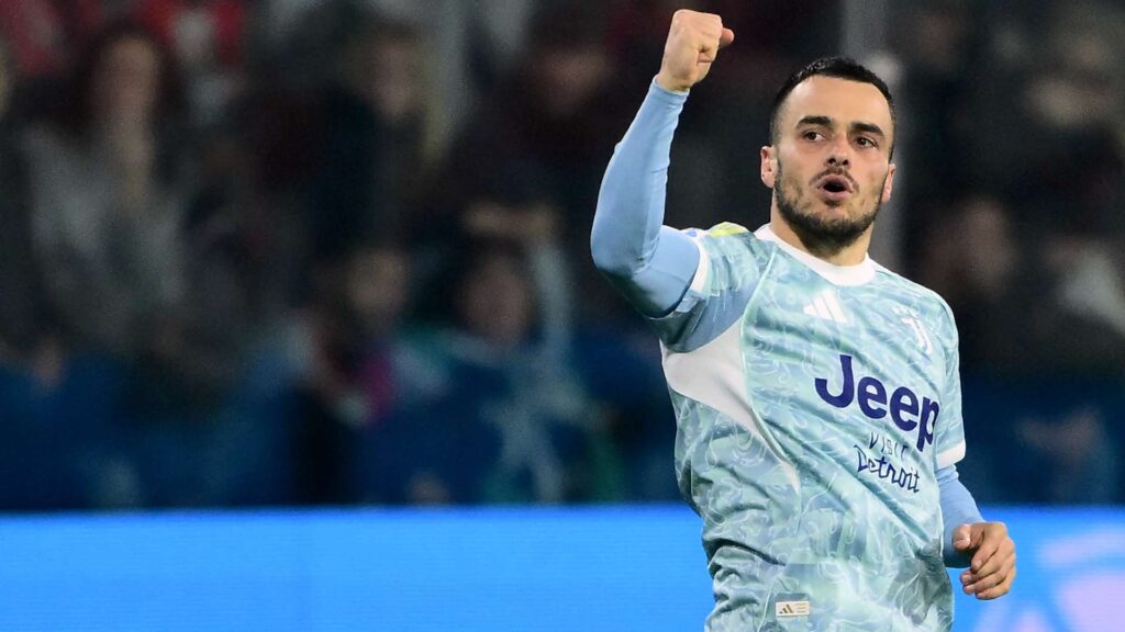 Filip Kostic esulta per un gol con la maglia della Juventus