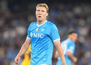 Rasmus Hojlund in campo con la maglia del Napoli
