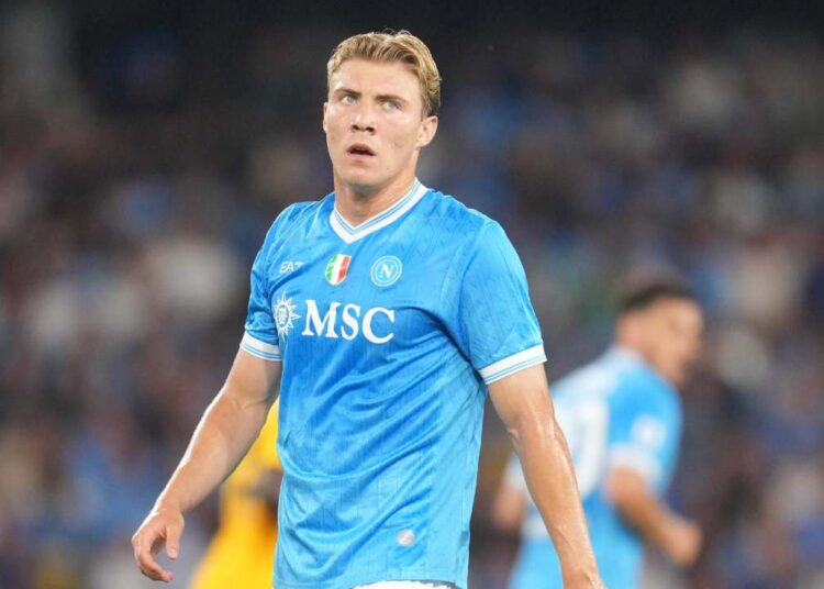 Rasmus Hojlund in campo con la maglia del Napoli
