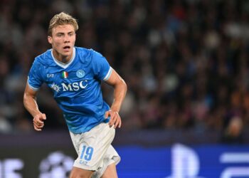 Hojlund in campo con la maglia del Napoli