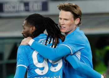 Anguissa e McTominay esultano con la maglia del Napoli