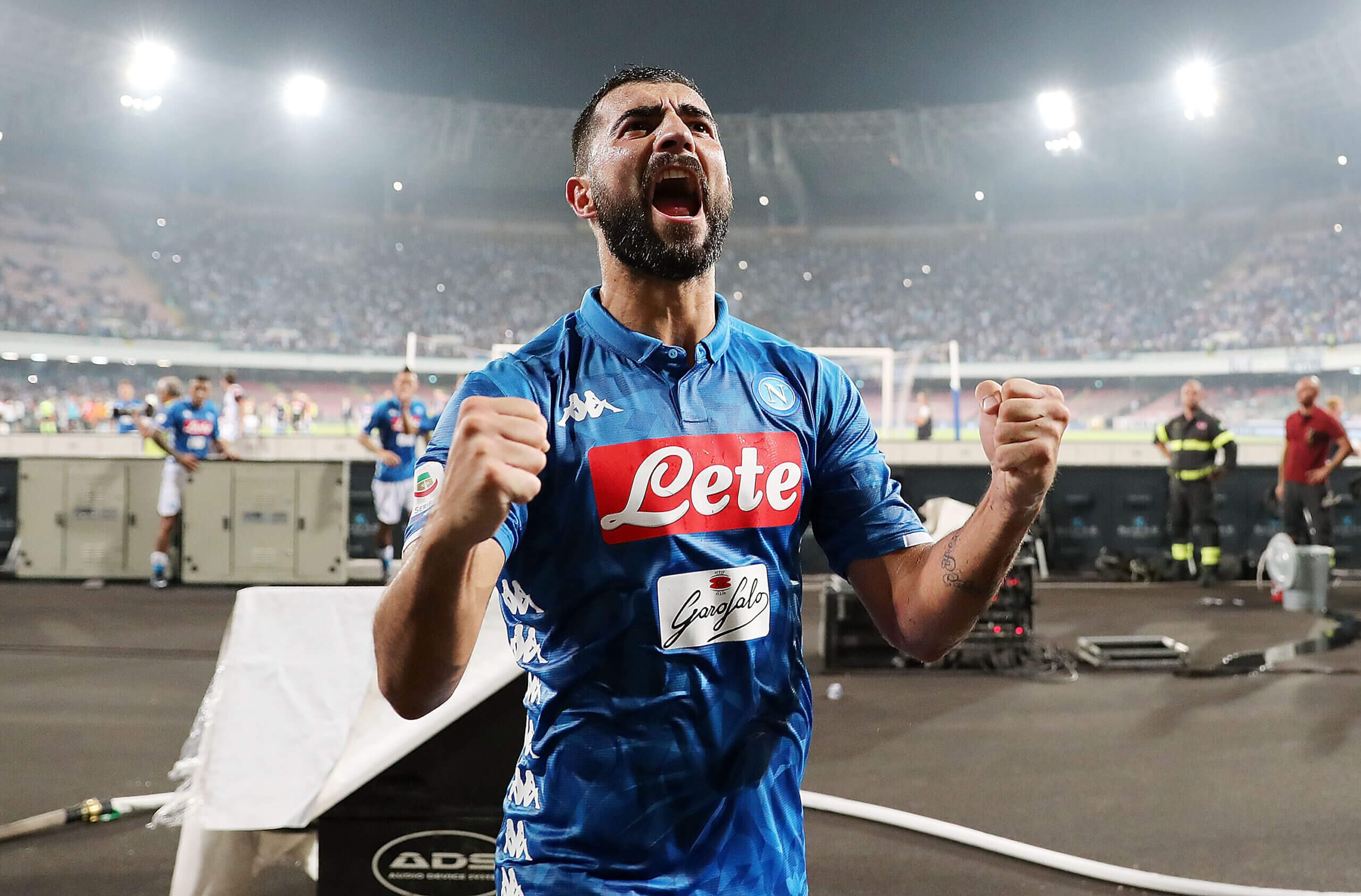 Albiol sotto la Curva del Napoli